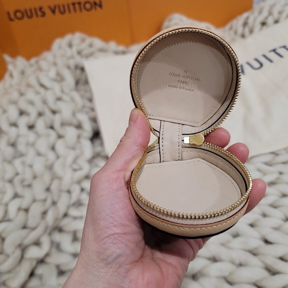 Louis Vuitton Horizon Wireless Earphone Case - Picture 4 of 4